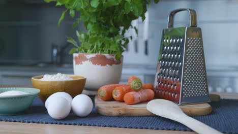 Zutaten-Für-Die-Zubereitung-Von-Karottenkuchen-Auf-Dem-Küchentisch