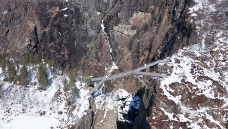 Spektakuläre-Brücke-über-Eine-Tiefe-Schlucht-In-Der-Nähe-Des-Vøringsfossen-Wasserfalls-Bei-Fossli-–-Wintersaison-Erlebnis-Ohne-Touristen-–-Sonniger-Tag-Aus-Der-Luft