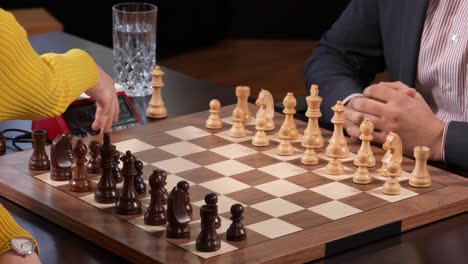 Handschlag-Zwischen-Mann-Und-Frau-Vor-Dem-Turnierschachspiel