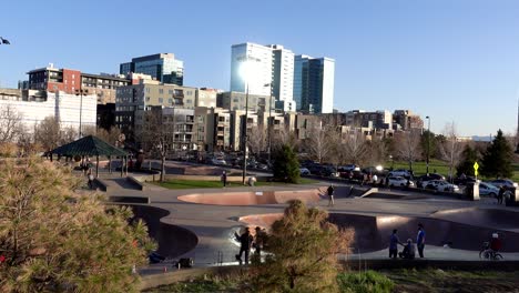 Blick-Auf-Die-Innenstadt-Von-Denver-Vom-Riverfront-Park
