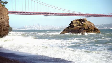 Wunderschöner-Panoramablick-Auf-Den-Strand-Von-San-Francisco-Und-Die-Golden-Gate-Bridge,-Während-Die-Wellen-Auf-Den-Felsen-Und-Das-Ufer-Schlagen