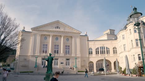 Cierre-De-Covid-En-Austria---Baden-Cerca-De-Viena---Teatro-Cerrado-La-Gente-Disfruta-Del-Sol
