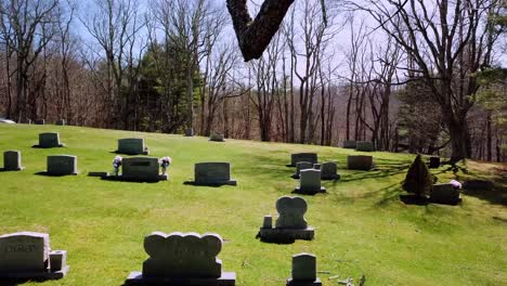 Lápida-A-Través-De-árboles-Empujón-Aéreo-En-El-Cementerio-De-Carolina-Del-Norte