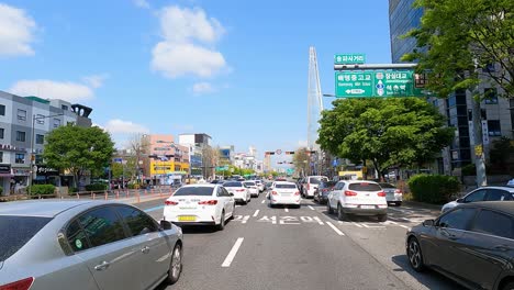 Blick-Von-Der-Straße-Auf-Den-Lotte-Tower-In-Jamsil,-Seoul,-Südkorea