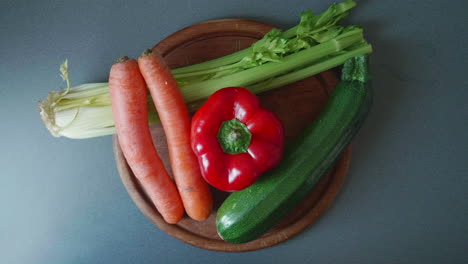 Bird's-eye-perspective-of-vegetables-nicely-arranged-on-a-wooden-board
