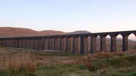 Nach-Links-Gleitende-Aufnahme-Bei-Sonnenuntergang-Des-Ribblehead-Viadukts