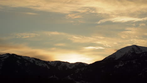 Wunderschöner-Sonnenuntergang-über-Schneebedeckten-Bergen-Mit-Dem-Idaho-Pass-Während-Der-Golden-Hour-In-Wyoming,-Vereinigte-Staaten-Prores-4k