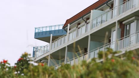 Langsame-Kameraneigung-Und-Fokusverschiebung-Zeigen-Einige-Balkone-Eines-Mehrfamilienhauses