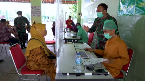 Information-Der-Patienten-über-Covid-Impfstoffe-Im-Militärkrankenhaus-In-Indonesien