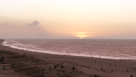 Overview-of-sunset-over-crowded-romantic-Nieuwpoort-beach,-beautiful-sky