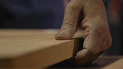 Makroaufnahme-Eines-Holzarbeiters,-Der-In-Einer-Produktionsfabrik-Holzprodukte-Herstellt