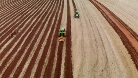 Tractor-Arando-La-Tierra,-Preparando-El-Suelo-Para-Plantar
