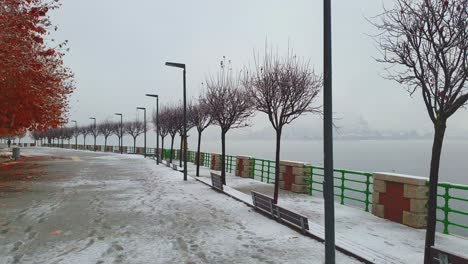 Das-Seeufer-Von-Arona-Ist-Am-Wintertag-Während-Der-Pandemiesperre-Mit-Schnee-Bedeckt
