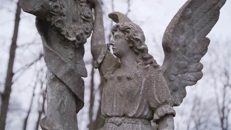 Viejo-ángel-Antiguo-Tallado-En-Piedra-Con-Vistas-Al-Cementerio