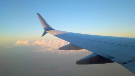 Flugzeug-Fliegt-über-Wolken-Im-Klaren-Himmel