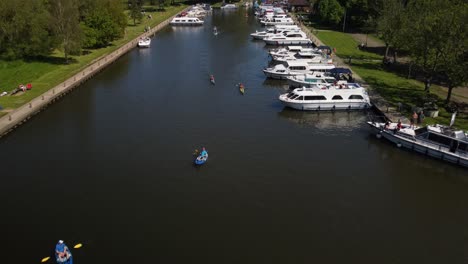 Luftaufnahmen-Von-Drohnen-Entlang-Des-Flusses-Waveney-In-Beccles-Marina,-Norfolk