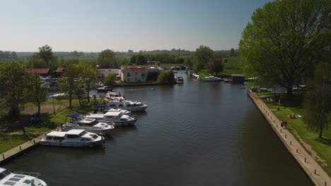 Luftaufnahmen-Von-Drohnen-Entlang-Des-Flusses-Waveney-über-Festgemachten-Booten-In-Beccles,-Norfolk
