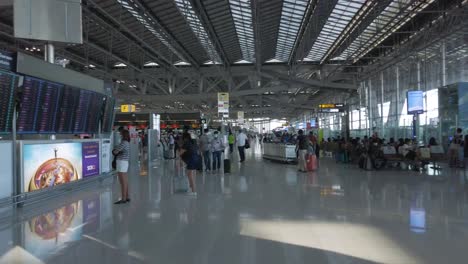 Aeropuerto-De-Suvarnabhumi,-Bangkok,-Tailandia:-Vista-Del-Paisaje-Dentro-De-La-Terminal-Con-Muchos-Pasajeros-Mientras-Ocurre-La-Crisis-Del-Virus-Corona-Covid19-En-Tailandia