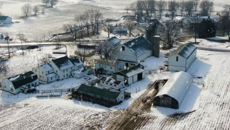 Luftorbital,-Schnee-Fällt-über-Bauernhaus,-Scheune-Und-Getreidesilos