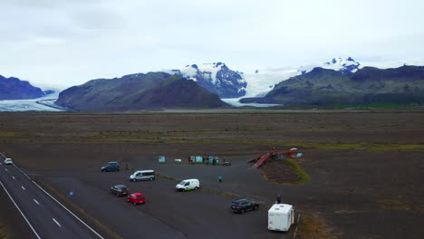 Gente-En-Los-Restos-Del-Puente-Skeidara-Destruido-Por-El-Calor-Volcánico-Y-La-Inundación-Glacial-En-Islandia