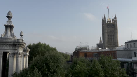 Blick-Von-Der-Dachterrasse-Auf-Den-Victoria-Tower-Und-Den-St.-John&#39;s-Smith-Square-In-Westminster
