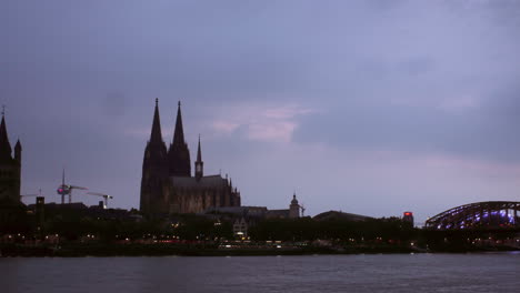 Timelapse-of-the-Cologne-skyline-with-cologne-cathedral-and-Groß-St