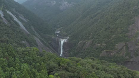 Senpiro-Wasserfälle-In-Yakushima,-Japan,-Weite-Luftaufnahme-Eines-Hohen-Wasserfalls
