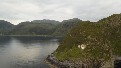 Fernsicht-Auf-Den-Leuchtturm-Von-Hendanes-An-Der-Spitze-Der-Klippe-Auf-Der-Insel-Vagsoy,-Norwegen
