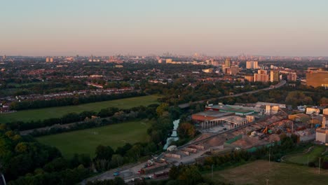 Dolly-Forward-Drohne-Schoss-Bei-Sonnenuntergang-Von-Westen-In-Richtung-Der-Skyline-Von-Central-London