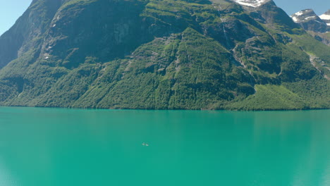 Hermoso-Paisaje-Del-Lago-Azul-Y-La-Montaña-Verde-Escarpada-En-La-Ciudad-Noruega-De-Stryn