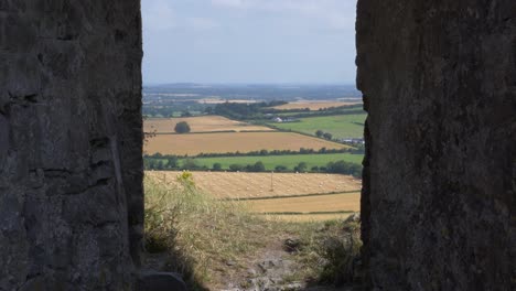 Wunderschöner-Blick-Aus-Dem-Fenster-Auf-Die-Fruchtbaren-Felsenfelder-Des-Dunamase-Castle-In-Portlaoise,-Irland---Statische-Aufnahme