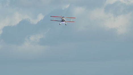 Kunstflugzeug-Im-Landeanflug-Auf-Landebahn-26r-Des-CYPK-Flughafens-In-Pitt-Meadows,-BC,-Kanada
