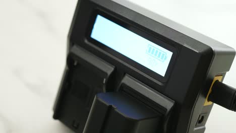 Nahaufnahme-Einer-Wiederaufladbaren-Lithiumbatterie-Mit-LCD-Anzeige-Für-Eine-Digitalkamera