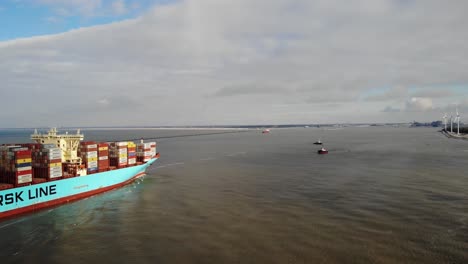 Zwei-Schlepper-Warten-Darauf,-Das-Riesige-Containerschiff-Marstal-Maersk-An-Einem-Teilweise-Bewölkten-Wintertag-In-Den-Hafen-Von-Rotterdam-Zu-Manövrieren