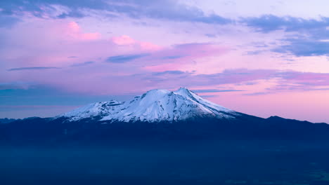 Tag-zu-Nacht-Zeitraffer-Des-Calbuco-Vulkans,-Der-Den-Goldenen-Sonnenuntergang-über-Der-Landschaft-Zeigt