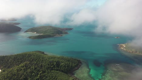 Luftaufnahme:-Korallenriffinseln-Im-Südpazifik-Durch-Dichten-Wolkennebel