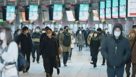 Zeitlupe-Von-Passagieren-In-Schutzmaske-Während-Der-Hauptverkehrszeit-Am-Bahnhof-Shinagawa-In-Tokio,-Japan,-Inmitten-Einer-Corona-Virus-Pandemie