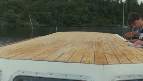 Abgeschliffenes-Dach-Eines-Holzbootes-Mit-Lappen-Und-Farbverdünner-Abwischen