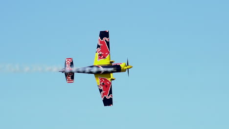 Łukasz-Czepiela-performing-aerobatics-in-the-sky