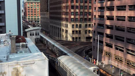 U-Bahn-Fährt-Durch-Ein-Stadtzentrum-Mit-Hohen-Gebäuden-In-Chicago