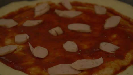 Blick-Auf-Pizzaboden-Mit-Tomatenmark-Und-Schinkenstücken