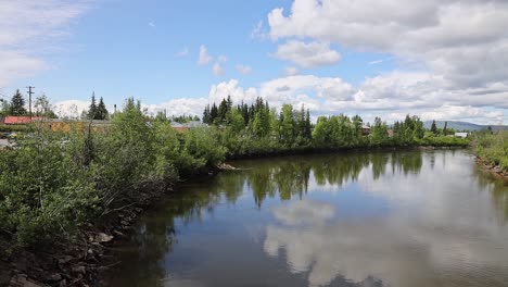 Reflexiones-En-El-Río-Chena-Cerca-Del-Parque-Pionero-En-El-Centro-De-Fairbanks-Alaska