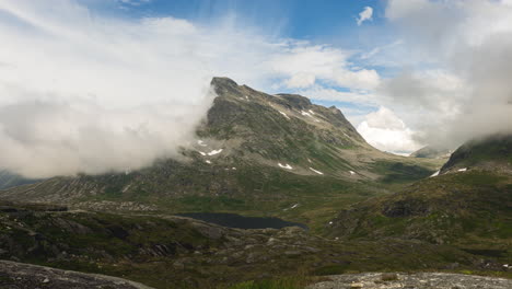 Panorama-De-La-Montaña-Rocosa-Con-El-Lago-Alnesvatnet-En-Primer-Plano-Cerca-De-La-Carretera-Trollstigen-En-Noruega