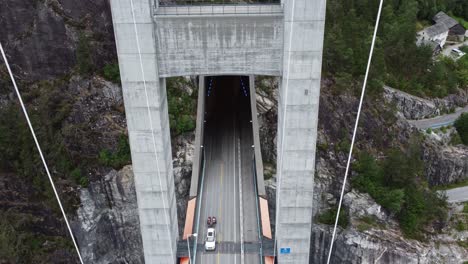 Tuuel-Eingang-Zur-Massiven-Hardangerbrua-Hängebrücke-–-Luftaufnahme-Zwischen-Turmsäulen-In-Den-Tunnel-–-Norwegen