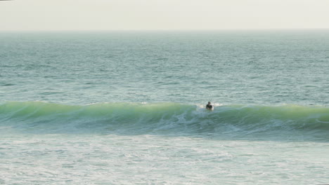 Tourist-Surfer-On-Huge-Waves-Of-Figueira-da-Foz-Beach-In-Coimbra-District,-Portugal