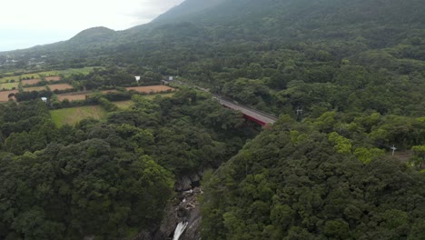 Luftaufnahme-Der-Insel-Yakushima,-Der-Toroki-Wasserfälle-Und-Des-In-Nebel-Gehüllten-Berges