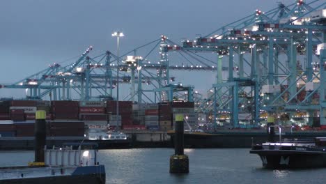 Kräne-Und-Frachtcontainer-Am-APM-Terminal-Maasvlakte-In-Der-Abenddämmerung,-Logistikdienst-Im-Hafen-Von-Rotterdam,-Niederlande
