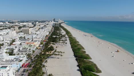 Weißer-Sand-Und-Blaues-Wasser-Von-Miami-Beach-Mit-Wolkenkratzern-Der-Innenstadt-Von-Miami-In-Florida