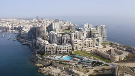 Complejo-De-Apartamentos-De-Lujo-En-Una-Península-En-La-Ciudad-De-Valletta,-Malta,-Antena