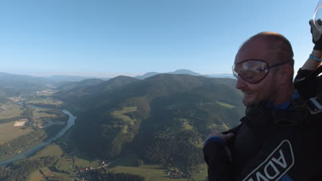 Zwei-Männliche-Segelflugzeuge-Genießen-Den-Blick-Auf-Das-Malerische-Grüne-Tal